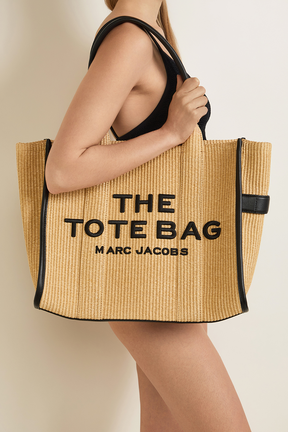 תמונת כל הלוק של תיק ארוג לארג' MARC JACOBS